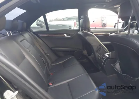 2013 Mercedes-Benz C 250 Sport z USA, uszkodzony, nr VIN WDDGF4HB5DG128991